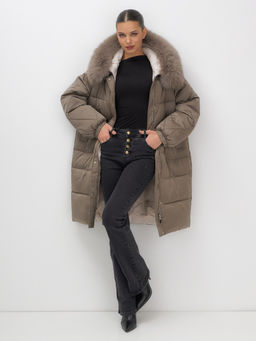 Пальто зимнее утепленное с мехом и капюшоном тренд коричневого цвета 7629K - Visdeer фото 2