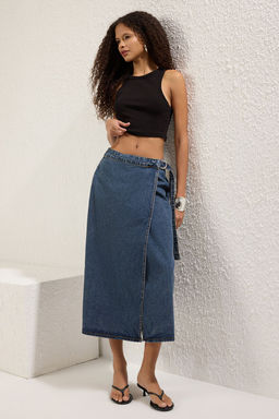 TRENDYOLMILLA Mavi Kemer Tokal? Kruvaze Maxi Denim Etek TWOSS25ET00129