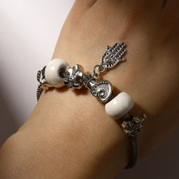 Браслет «Марджери» рука хамса, белый в серебре, L=19 см