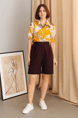 Светло-розовая рубашка с крупным принтом