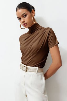 Kahverengi Drape Detayl? Fitted/Vucuda Oturan K?sa Kollu Dik Yaka Esnek Orme Bluz TWOSS24BZ00426