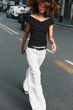 TOP CRUZADO BOUCL? / Negro / Blanco