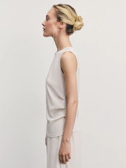 Топ из фактурной ткани с декоративной сборкой / Zarina  фото 4