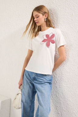TRENDYOLMILLA Ekru Cicek Nak?sl? Regular/Normal Kal?p Orme T-Shirt TWOSS25TS00157