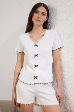 Trendyolmilla Beyaz Pamuklu Kurdele/Fiyonklu ve Dantelli Fitilli Sortlu Orme Pijama Tak?m? THMSS25PT00290 фото 3