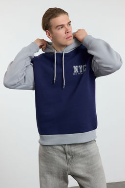 TRENDYOL MAN Ekru Oversize/Genis Kesim Renk Bloklu Sehir Nak?sl? Ici Polar Kapusonlu Sweatshirt TMNAW25SW00028 - Trendyolmilla фото 14