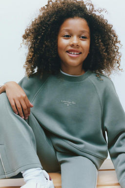 MODAL SLOGAN SWEATSHIRT, CHARACTERISTICS