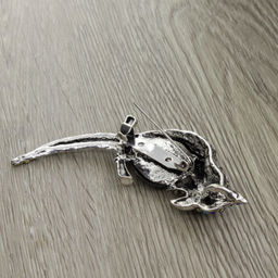 Брошь "Попугай на ветке" со вставкой из гелиотиса