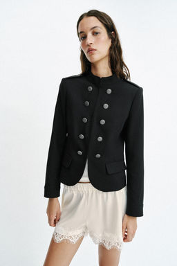 CHAQUETA ENTALLADA BOTONES HOMBRERAS / Negro