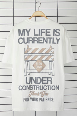 TRENDYOL MAN Ekru Oversize/Genis Kesim %100 Pamuklu Bask?l? T-Shirt TMNSS25TS00114