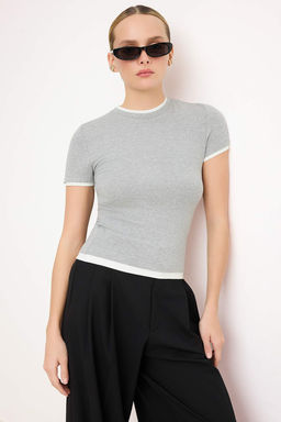 Gri Melanj Viskoz/Yumusak Kumasl? Renk Bloklu Vucuda Oturan Esnek Orme T-Shirt TWOSS24TS00063