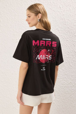 TRENDYOLMILLA Siyah %100 Pamuk Galaksi On Arka Bask?l? Oversize/Genis Kal?p Orme T-Shirt TWOSS25TS00151 фото 6