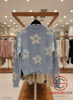 Теплый женский свитер с цветочками