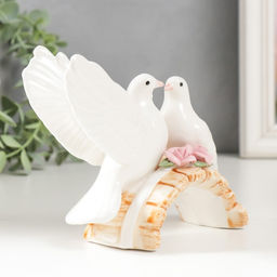 Фигурка керамика «Два белых голубя на мостике с розами», 9.5×12.5×6 см