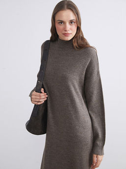 Dik Yaka Triko Elbise