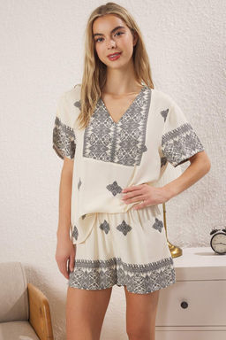 Trendyolmilla Ekru Etnik Desenli Viskon Sortlu Dokuma Pijama Tak?m? THMSS25PT00426