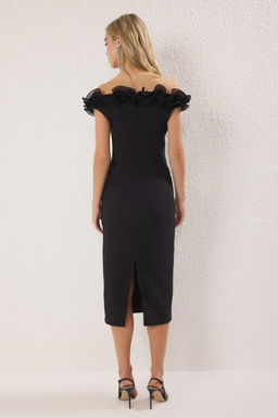 Trendyolmilla Siyah Vucuda Oturan Carmen Yaka F?rf?rl? Dokuma Midi Elbise TPRSS25EL00298