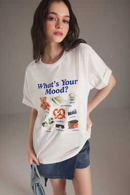 TRENDYOLMILLA Ekru %100 Pamuk Oversize/Genis Kal?p Bask?l? Orme T-Shirt TWOSS25TS00166