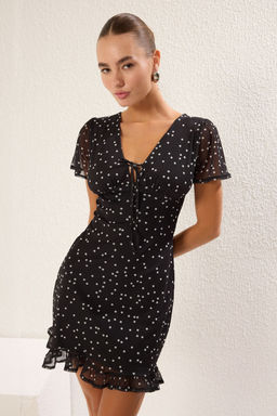 TRENDYOLMILLA Siyah Puantiyeli Midi Tul Fitted/Vucuda Oturan Baglama Detayl? Orme Elbise TWOSS25EL00243 фото 2