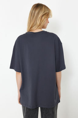 TRENDYOLMILLA Antrasit %100 Pamuk Bask?l? Oversize/Genis Kal?p Bisiklet Yaka Orme T-Shirt TWOSS24TS00135  фото 6