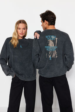 TRENDYOL MAN Antrasit Oversize/Genis Kesim %100 Pamuk Soluk Efektli Mistik Temal? Sweatshirt TMNAW24SW00189