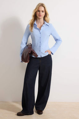 Wardrobe Essentials Ac?k Mavi Hafif Bele Oturan Pamuklu Dokuma Gomlek TWOAW26GO00022