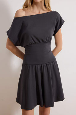 Antrasit Belden Ac?lan Asimetrik Yaka K?sa Kollu Mini Pamuk Ribana Orme Elbise TWOSS26EL00210