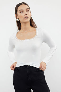 Trendyolmilla Siyah Kare Yaka Dantel Detayl? Crop/K?sa Orme Bluz TWOAW25BZ00007