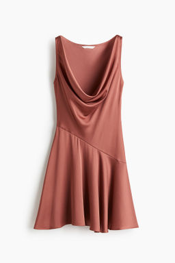 Vestido con escote drapeado