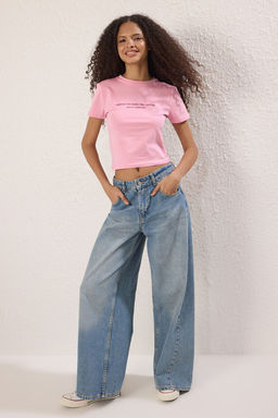 TRENDYOLMILLA Ekru Slogan Bask?l? Crop Fitted/Vucuda Oturan Orme T-Shirt TWOSS25TS00037  фото 6