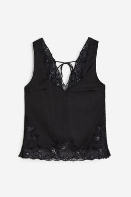 Top de saten con detalles de encaje