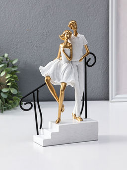 Сувенир полистоун "Парочка стоит у перил" бело-золотой 5,5х20х26,5 см