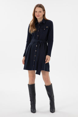 Женщина темно -синее вязаное платье Сурси