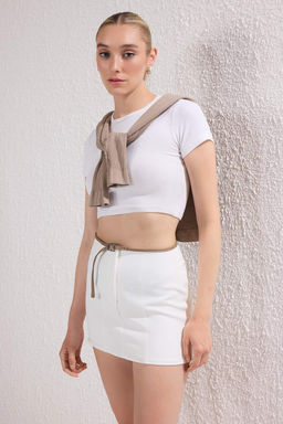 Beyaz Kemerli Mini Dokuma Etek Gorunumlu Sort TWOAW25SR00027