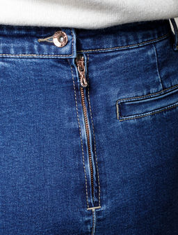 Джинсовая юбка прямая с разрезом и декоративной стиркой из эластичного денима - Vilatte фото 3