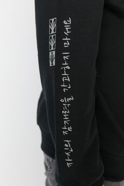 TRENDYOL MAN Siyah Oversize/Genis Kesim Yaz? S?rt Bask?l? Sweatshirt TMNAW22SW0801 - Trendyolmilla фото 4