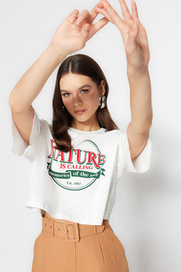 TRENDYOLMILLA Beyaz %100 Pamuk Bask?l? Relaxed/Genis Rahat Kesim Crop Bisiklet Yaka Orme T-Shirt TWOSS23TS00266  фото 4