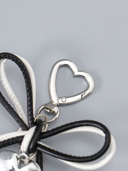 Брелок на карабине "Двойной бант с сердцем" бело-чёрный 14х9х1,5 см