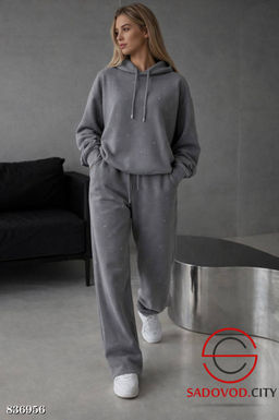 Спортивный женский костюм со стразами