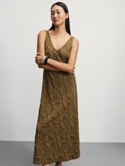 Фактурное платье прилегающего кроя / Zarina