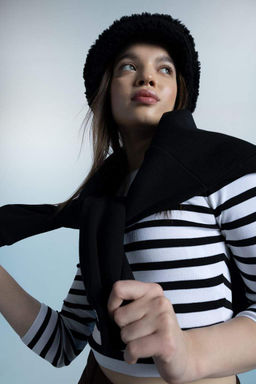 Укороченный свитер в полоску приталенного кроя с круглым вырезом