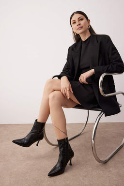 Siyah Timsah Derisi Gorunumlu Ince Topuklu Bilekte Kad?n Bot
TAKAW26BO00058 - Trendyolmilla фото 2