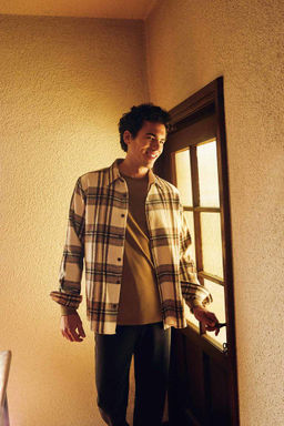 Рубашка стандартного кроя с длинным рукавом