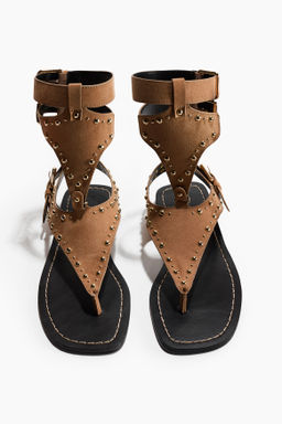 Sandalias con tachuelas