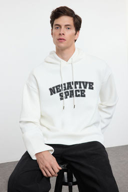 Ekru Oversize/Genis Kesim Cift Kol Yaz? Bask?l? Kapusonlu Sweatshirt TMNAW25SW00174
