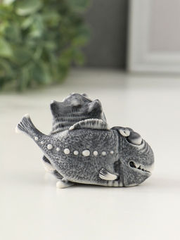 Сувенир "Кот с большой рыбиной" 4,8 см