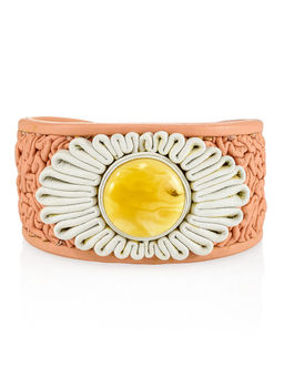 Браслет из кожи розового цвета с вставкой из медового янтаря Нефертити