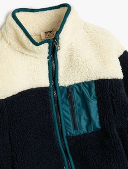 Плюшевая куртка для мальчика с воротником-стойкой на молнии и контрастным карманом с деталями