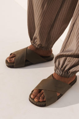 SANDALIA CRUZADA PIEL / Verde - Zara фото 2