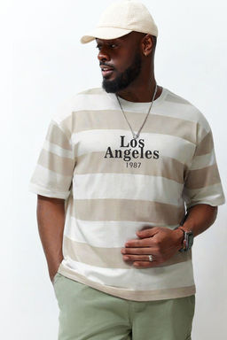 TRENDYOL MAN Buyuk Beden Gri Oversize Cizgili Sehir Bask?l? %100 Pamuklu T-Shirt TMNSS25BF00010